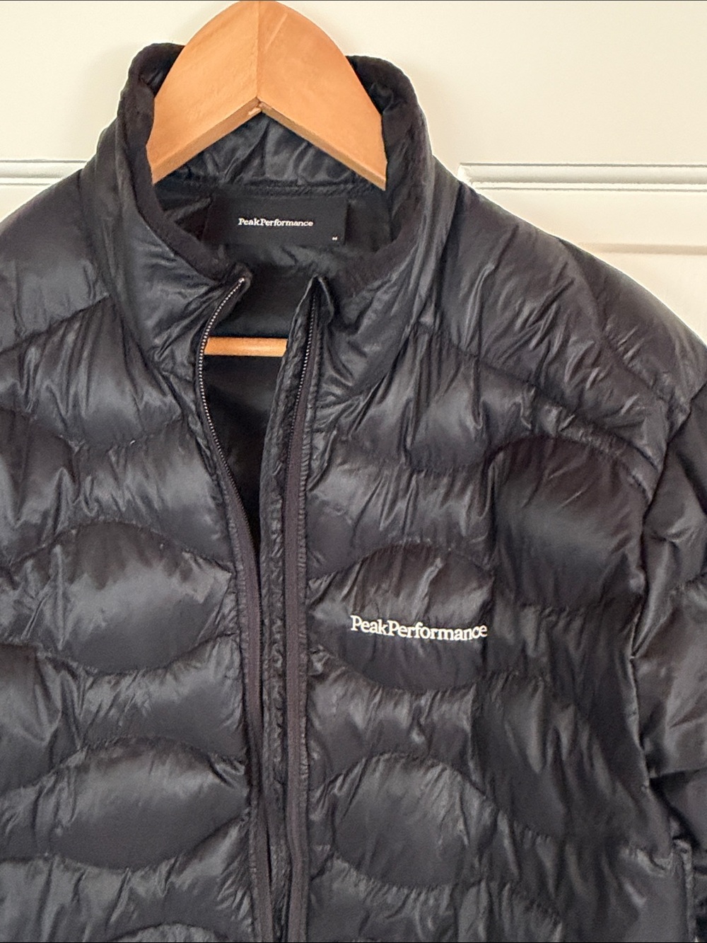Peak Performance Helium Lightweight Jacket- Black - Picture 15 of 15